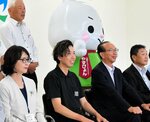 第１期収納研修生に選ばれた渡辺さん（前例左から２番目）＝１日、八頭町郡家の八頭町役場