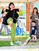勢いよく足を振り上げてげたを飛ばす参加者＝２３日、境港市大正町