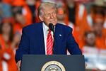 　米鉄鋼大手ＵＳスチールの工場で開かれた集会で演説するトランプ大統領＝３０日、ペンシルベニア州（ＡＰ＝共同）