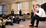 児童の前でギターの腕前を披露する深沢市長