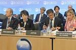 　ＯＥＣＤ閣僚理事会に出席した上川外相（左から２人目）＝２日、パリ（共同）