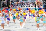 妙技の数々で「がいなＣＯＮパレード」を華やかに彩る参加者＝１９日、米子市明治町