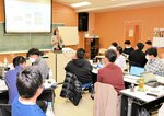地域の課題解決に向けた新規事業案を提示する参加者＝２１日、新温泉町のサンシーホール浜坂