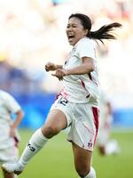 　日本―ブラジル　試合終了間際、決勝ゴールを決め、跳び上がって喜ぶ谷川＝パリ（共同）