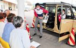 自動車の死角について説明するスタッフ