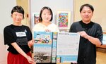 企画展をアピールする（左から）クララさん、杵島さん、佐々木さん