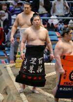 　大相撲春場所で土俵入りに臨む北☆（石ヘンに番）磨＝２０２４年３月、エディオンアリーナ大阪