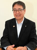 ３期目の町政運営について語る白石町長＝２２日、江府町役場
