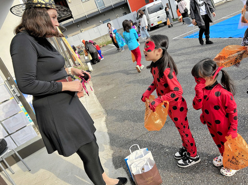 学んだ英語を使ってお菓子をもらって回る参加者ら