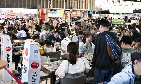 　会場内最大規模のフードコート「大阪のれんめぐり」＝２日、大阪市此花区の夢洲
