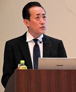 税の仕組みや役割を説明する菊池署長＝６日、鳥取市若葉台北１丁目の鳥取環境大