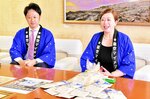 「星空マイメン」の受賞を報告する佐藤社長（右）