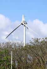 　羽根が折れた風力発電の風車＝３日午前、秋田市