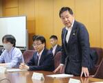 　人工光合成の実用化を目指す検討会の初会合で、あいさつする浅尾環境相（右）＝１３日午後、環境省
