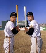 　巨人Ｖ９を支えた王貞治（左）と長嶋茂雄の「ＯＮ砲」＝1970年、宮崎県営球場