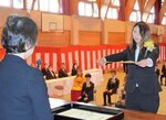  福本校長から卒業証書を受け取る卒業生（右）＝７日、倉吉市の鳥取県立農業大学校 