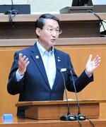 東京都知事選の選挙ポスター問題について、強い口調で非難する平井知事＝２４日、県議会議場
