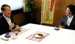 とっとり花回廊で人気の「南部町産恩田さくら和牛カレー」を試食する平井知事（左）＝１２日、鳥取県庁