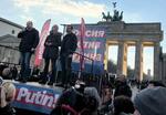 　ベルリン中心部で反戦デモの参加者に呼びかける主催者の反体制派活動家３人。中央がナワリヌイ氏の妻ユリアさん＝３月１日（ロイター＝共同）