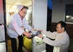 　常連客（右）に出来たてのラーメンを渡す丸山寿子さん＝北海道北斗市
