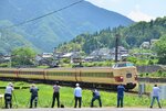 国鉄色の３８１系やくもを撮り収めするファンら＝１４日、日野町安原