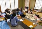 　避難所で被災者の健康調査を実施する宮城県石巻市職員＝２０２４年１月、石川県志賀町（石巻市提供）