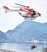 要救助者に見立てた人形をホイストでつり上げる訓練＝２０日、香美町香住区一日市