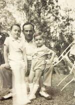 　１９４２年ごろ、ブダペスト郊外で撮影された家族の写真。右からヤーノシュ・ツェグレディ、父、兄（提供写真）