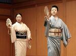 　「青海波」を稽古する小いくさん（右）＝東京都中央区