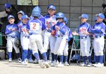 【やったぞ！】ハイタッチを交わし、好プレーを共に喜ぶ浜坂の選手たち