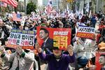 　韓国の尹錫悦大統領の職務復帰を訴える支持者ら＝３日、ソウル（共同）