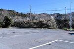 駐車場から見た大岩駅。看板などもなく一見駅とは分からない