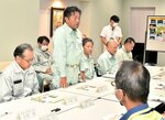 視察を終え、関係者に支援を約束する野中農水副大臣（中央左から２人目）＝４日、鳥取市の鳥取砂丘コナン空港