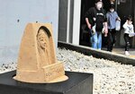 玄関前で来館者らを歓迎する砂像＝６日、鳥取市東町２丁目の鳥取県立博物館