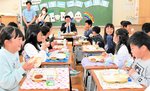 伊木市長（正面奥）とアフターコロナを記念した給食を対面形式で味わう児童ら＝８日、米子市旗ケ崎５丁目の住吉小