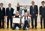 ふるさと大賞の日吉津村の受賞者ら