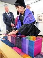県内作家が自由に「はこ」を表現した作品が並ぶ会場＝２９日、倉吉市宮川町のコミュニティプラザ百花堂