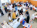 多彩なブースが並び、にぎわう会場