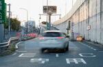 　レーンが開放された府中スマートインターチェンジを利用する車両＝６日午後５時５８分、東京都府中市