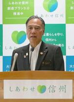 　記者会見で、自身の献金問題について説明する長野県の阿部守一知事＝９日午後、長野県庁
