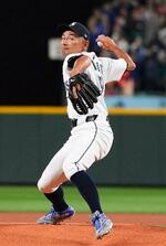 　アスレチックスとの開幕戦で始球式を務める、マリナーズの会長付特別補佐で米野球殿堂入りしたイチローさん＝シアトル（ＡＰ＝共同）