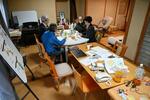 　「居場所サロン」が開かれるマンションの一室。やどかりプラスの居住支援事業を利用する人たちが集う＝２０２５年３月、鹿児島市（画像の一部にモザイクをかけています）