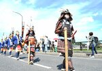 武者ややっこに扮（ふん）し、独特な所作で歩みを進める子どもたち＝１７日、倉吉市関金町関金宿