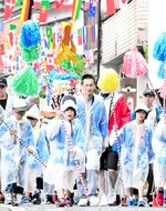 【雨ニモ負ケズ】激しい雨の中、地元の子ども会のたるみこしが元気に練り歩いた