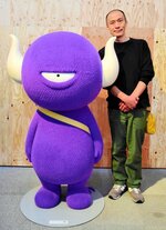 「ころべばいいのに」のキャラクター「アイツ」の立体像とヨシタケさん＝７日、倉吉博物館