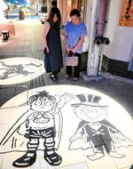 水木作品の「悪魔くん」に登場する悪魔くんとメフィスト２世の影絵＝２０日、境港市松ケ枝町の水木しげるロード