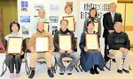 記念撮影をする入賞者ら＝２１日、香美町村岡区入江の射添地区公民館