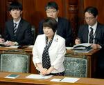 　衆院本会議で、教員の処遇改善や長時間労働是正に向けた給特法改正案など関連法案が可決され、一礼する阿部文科相＝１５日午後