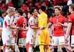 　試合を終え、浦和の選手と健闘をたたえ合うＣ大阪・香川（８）＝埼玉スタジアム