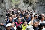 　労働節に伴う大型連休中、観光地を訪れた大勢の人たち＝２日、中国河北省保定市（共同）